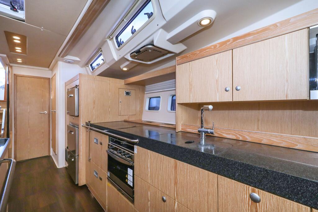 Sailing yacht 