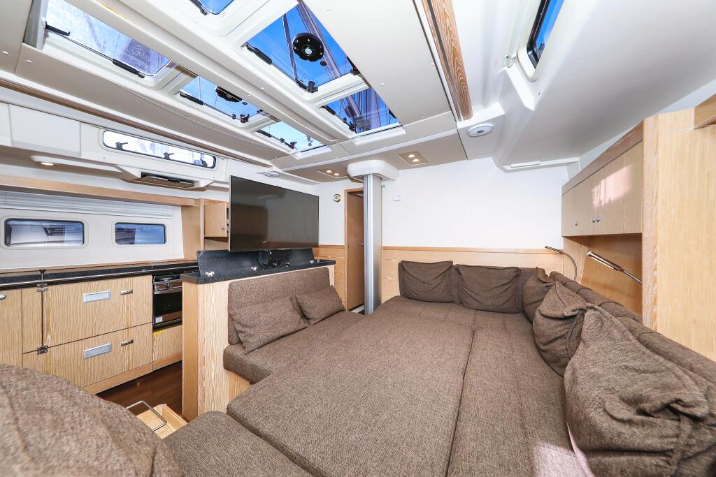 Sailing yacht 