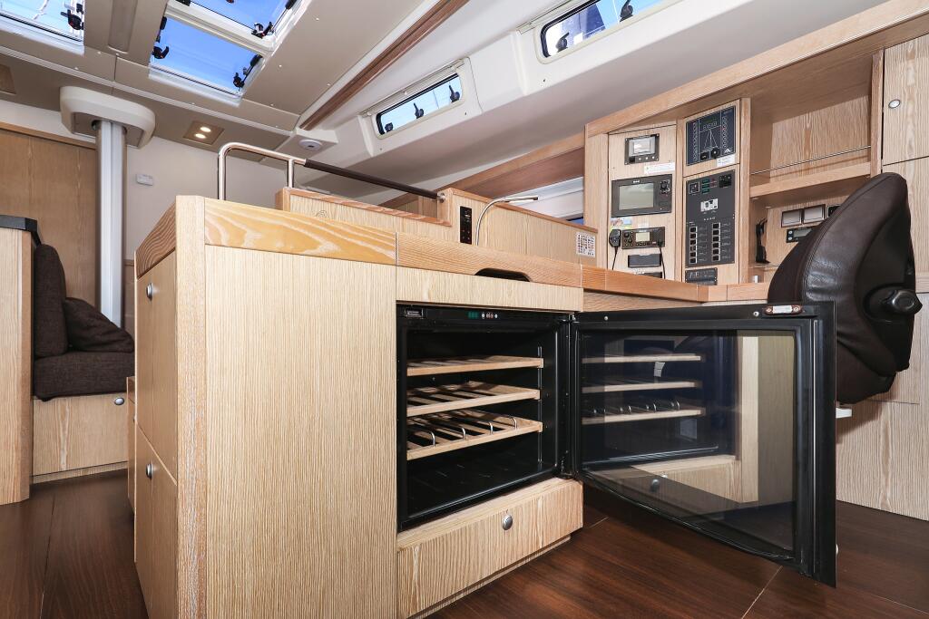 Sailing yacht 
