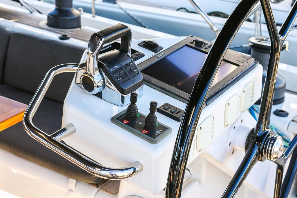 Sailing yacht 