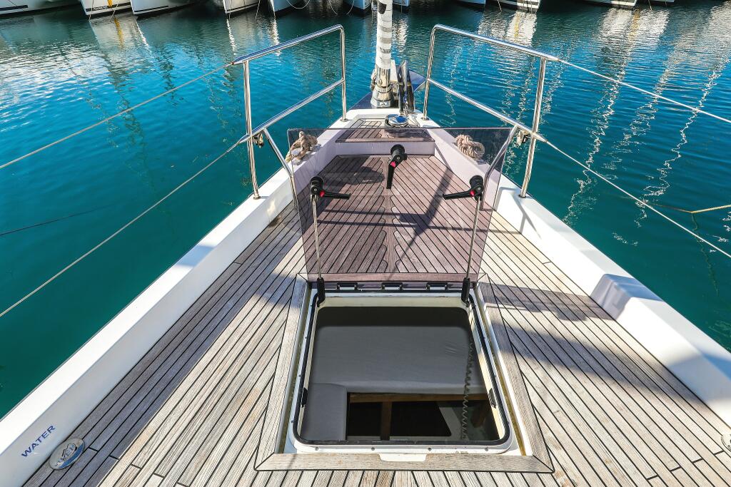 Sailing yacht 