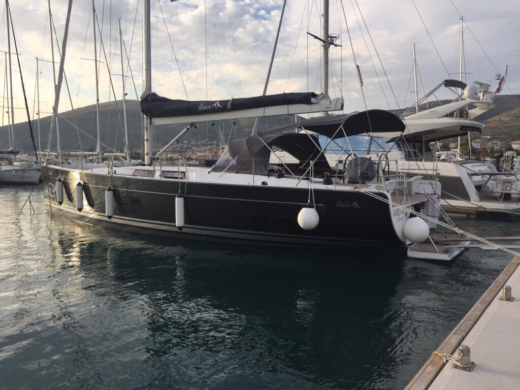 Sailing yacht 