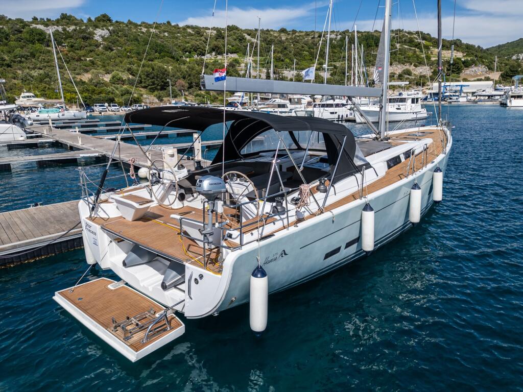 Sailing yacht 