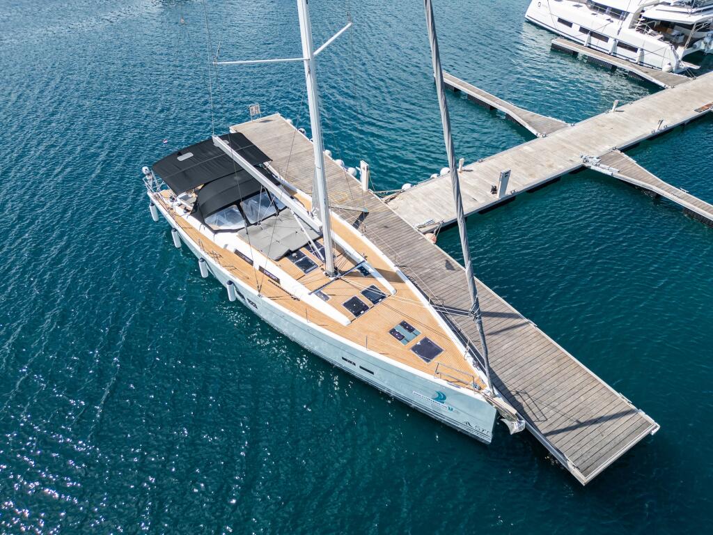 Sailing yacht 