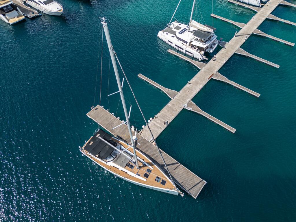 Sailing yacht 