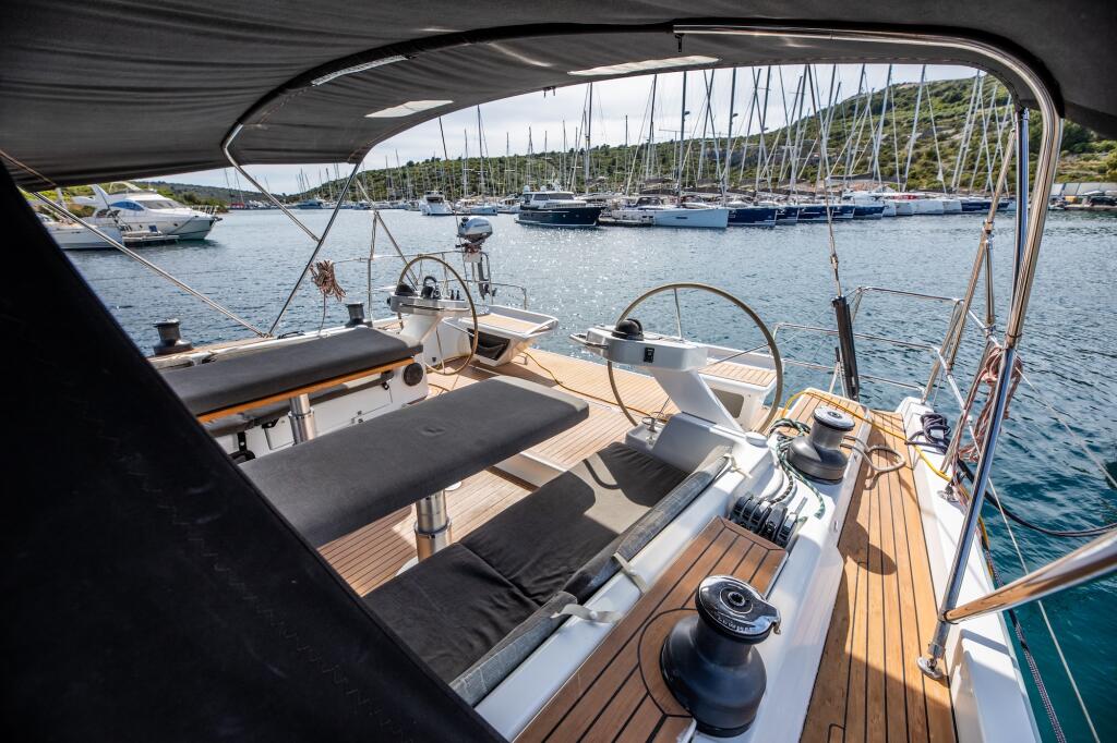 Sailing yacht 