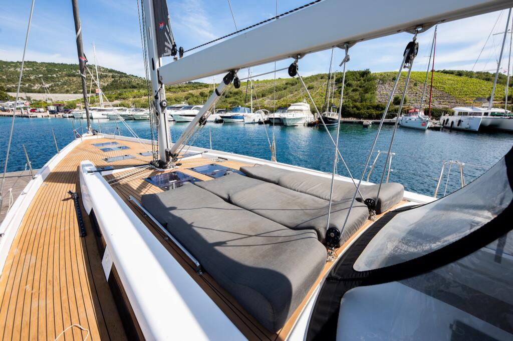 Sailing yacht 