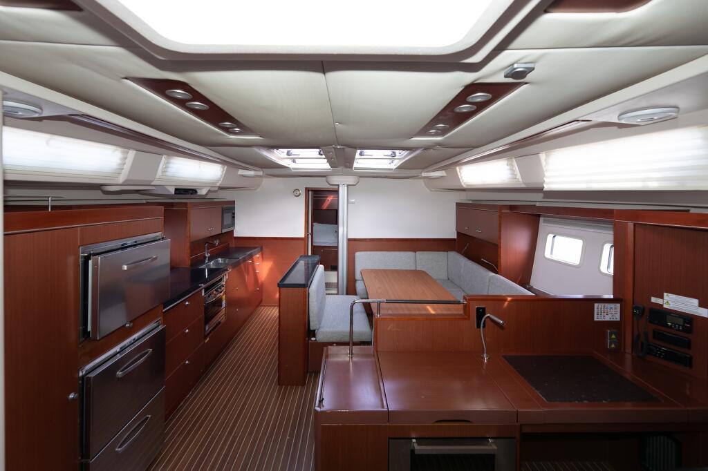 Sailing yacht 