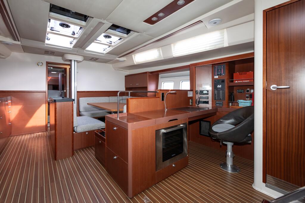 Sailing yacht 