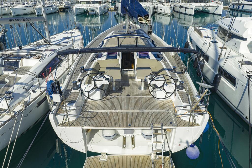 Sailing yacht 