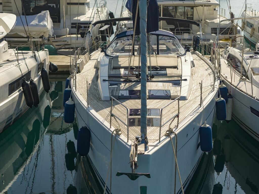Sailing yacht 