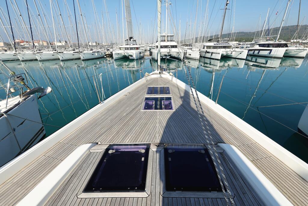 Sailing yacht 