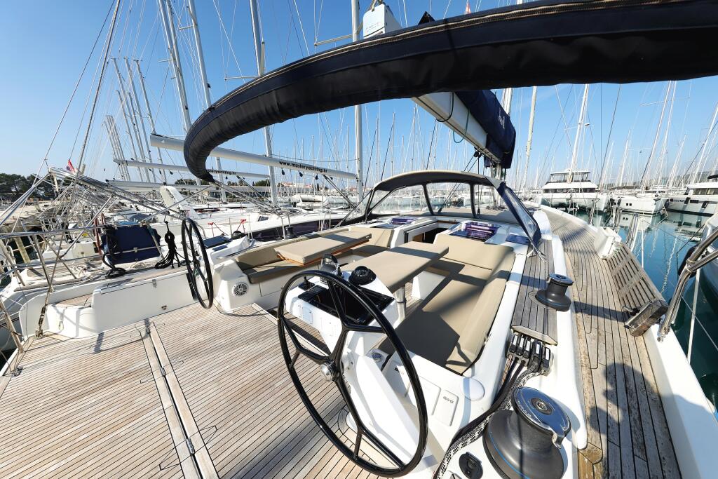 Sailing yacht 