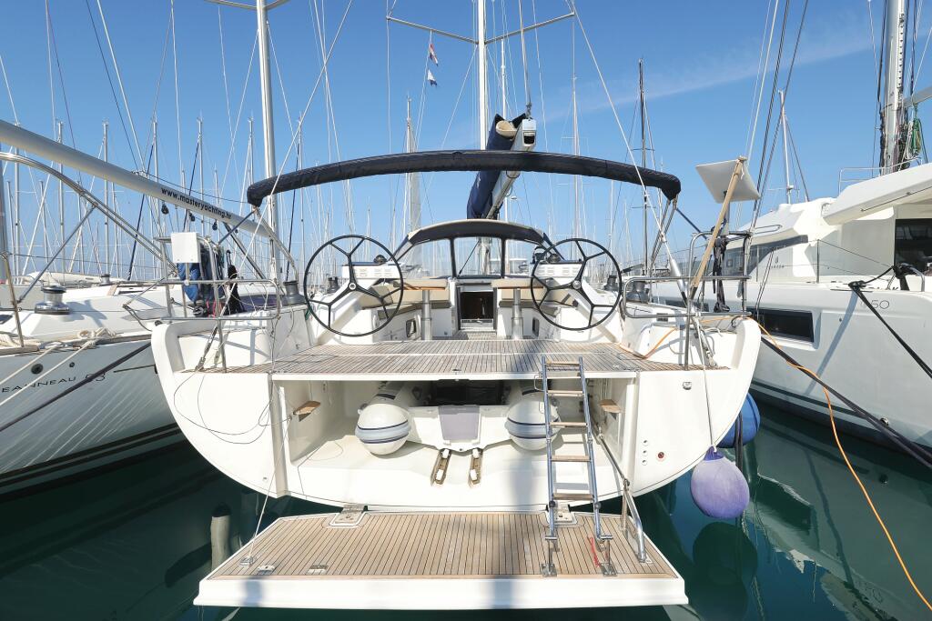 Sailing yacht 