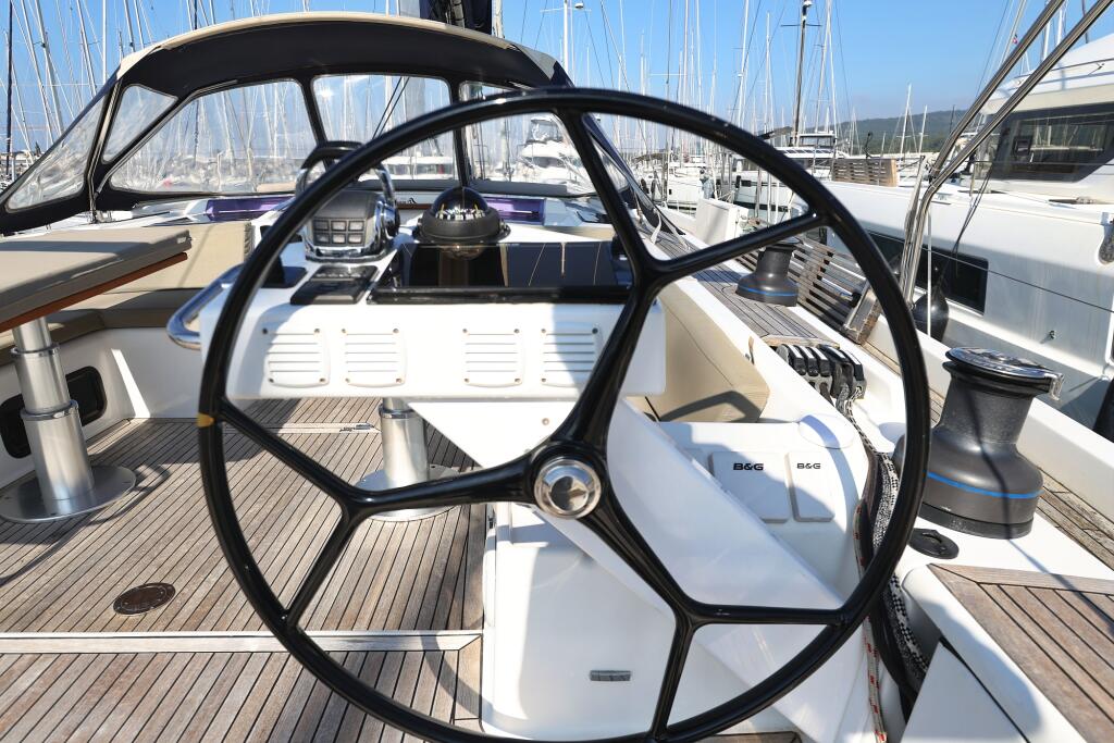 Sailing yacht 