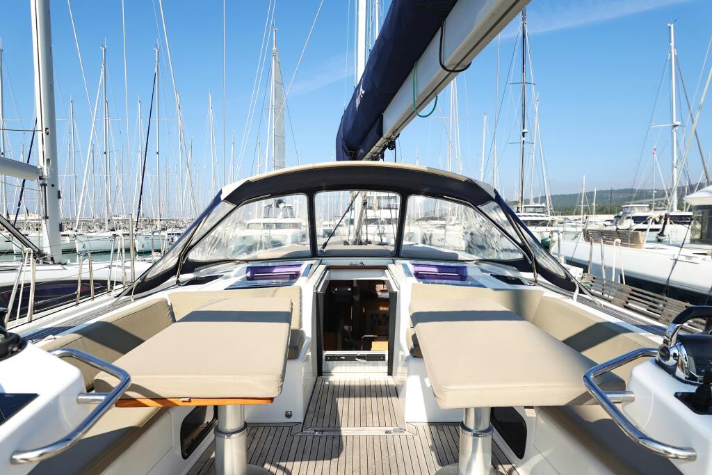 Sailing yacht 