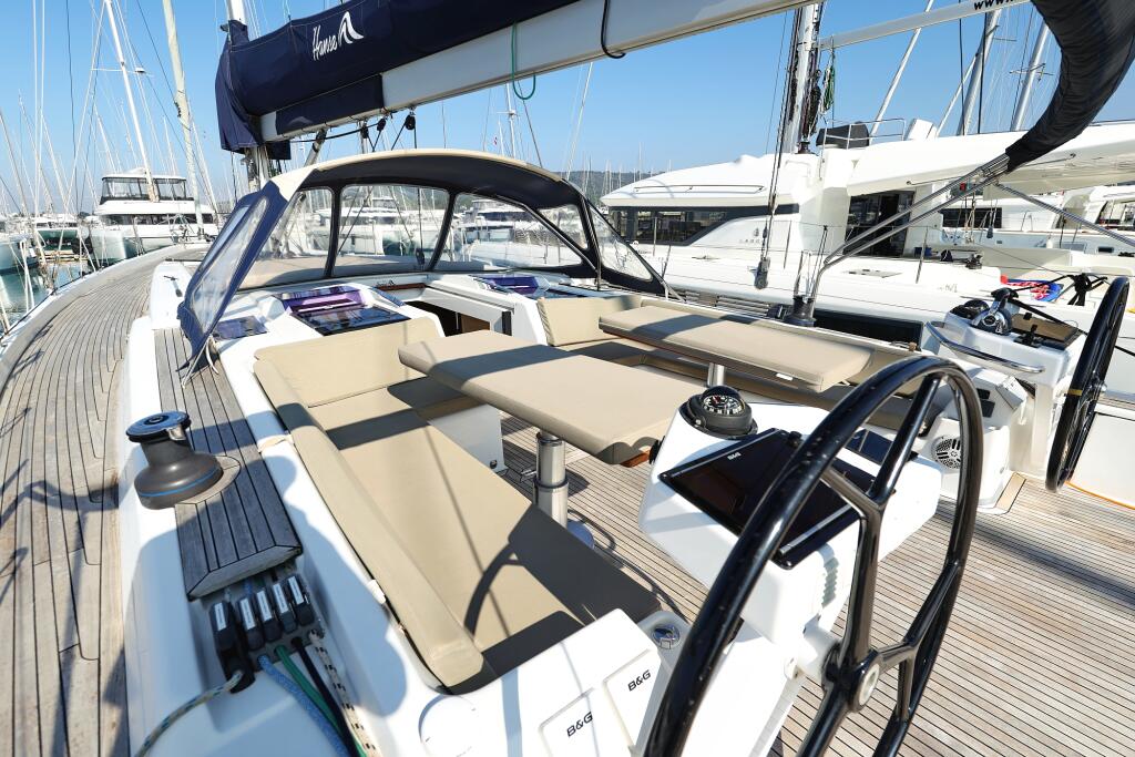 Sailing yacht 