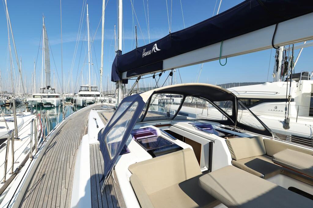 Sailing yacht 