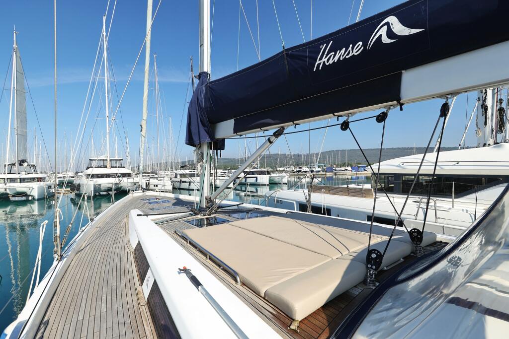 Sailing yacht 