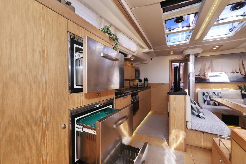 Sailing yacht 