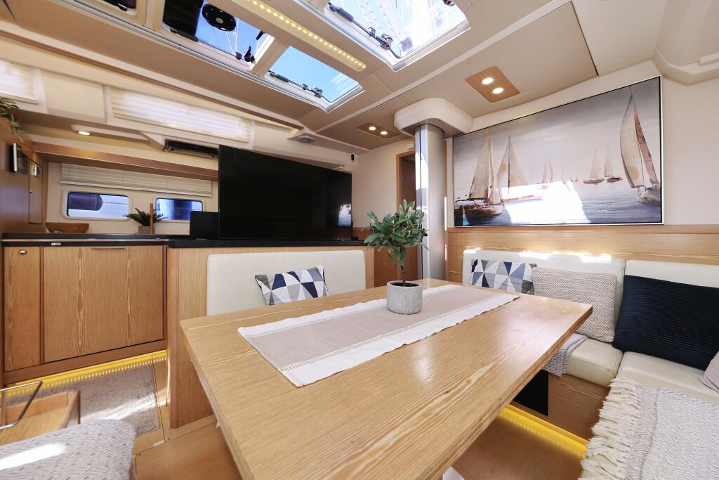 Sailing yacht 