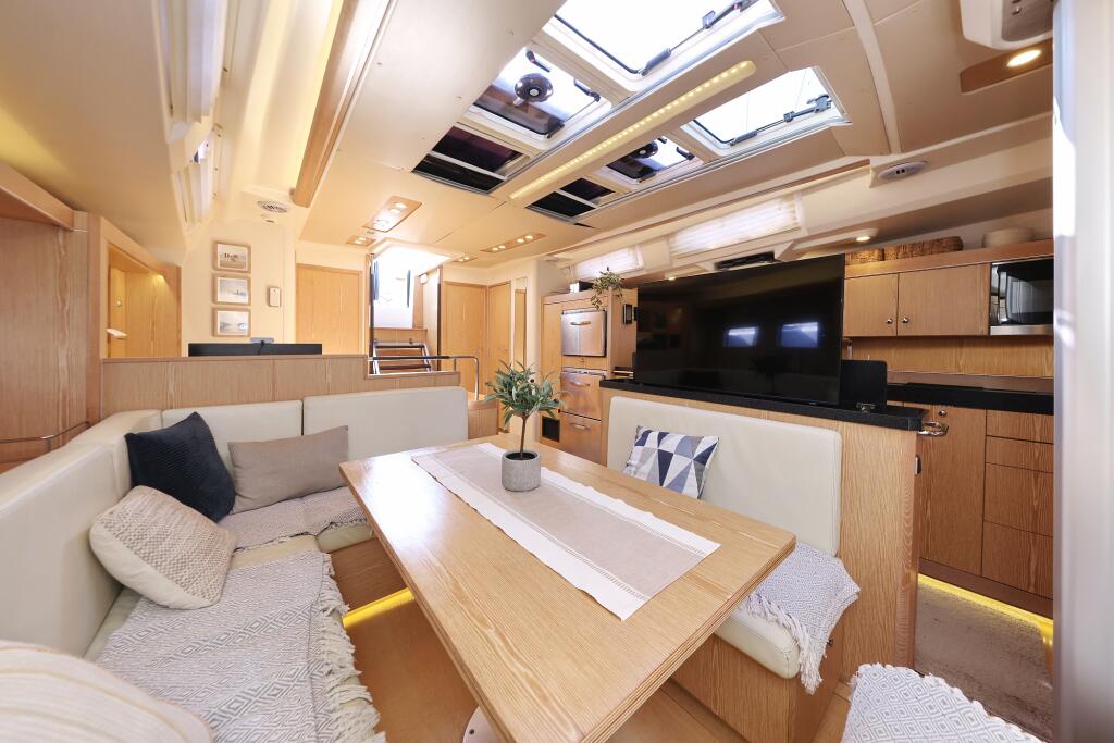 Sailing yacht 