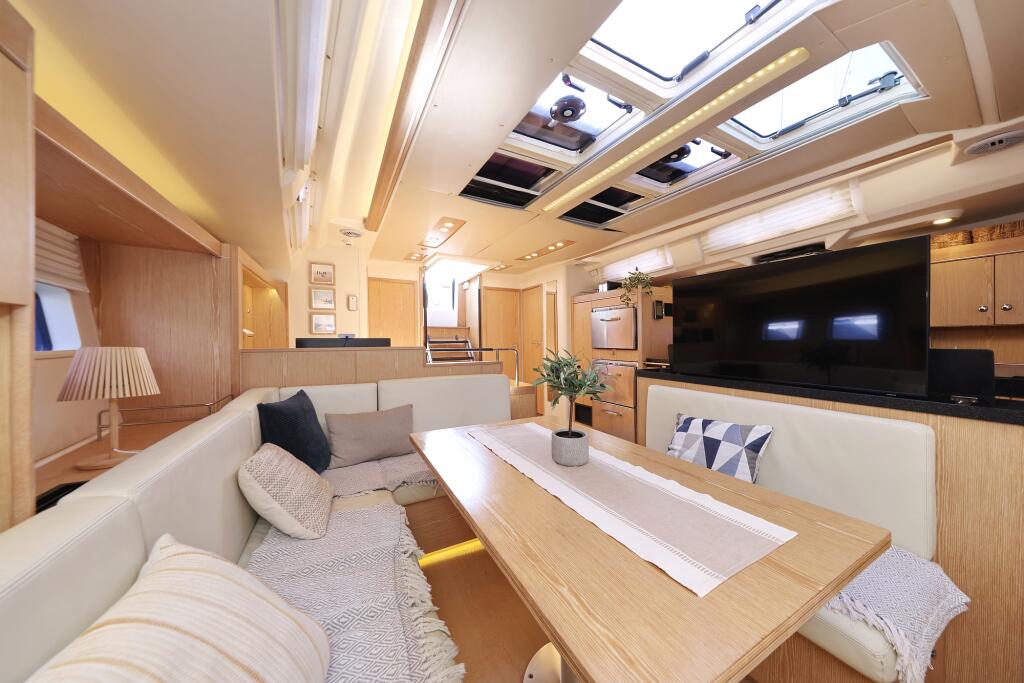 Sailing yacht 