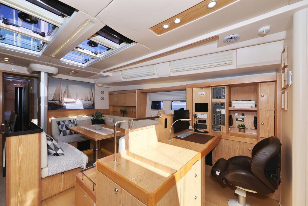 Sailing yacht 