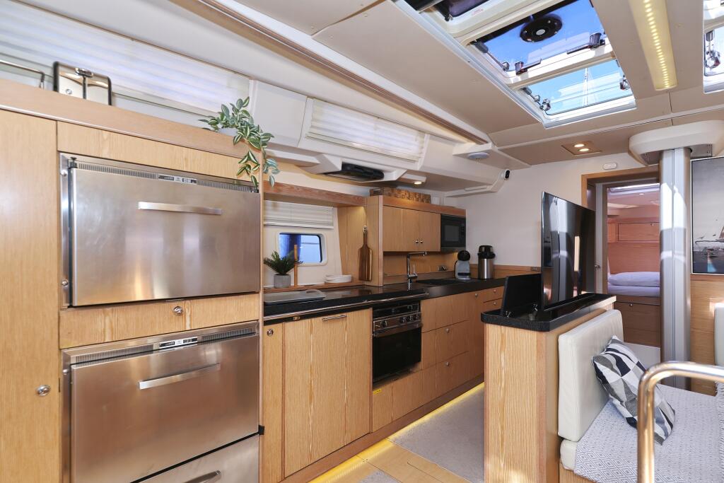 Sailing yacht 