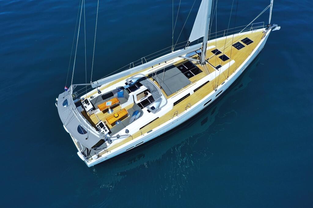 Sailing yacht 