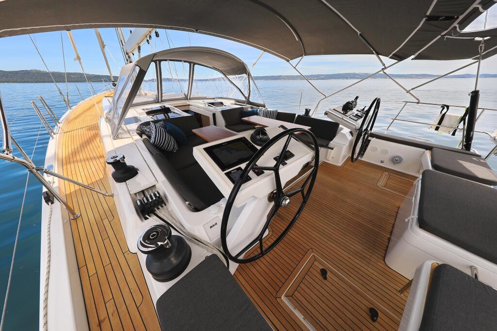 Sailing yacht 
