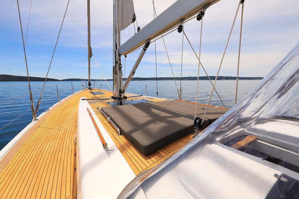 Sailing yacht 