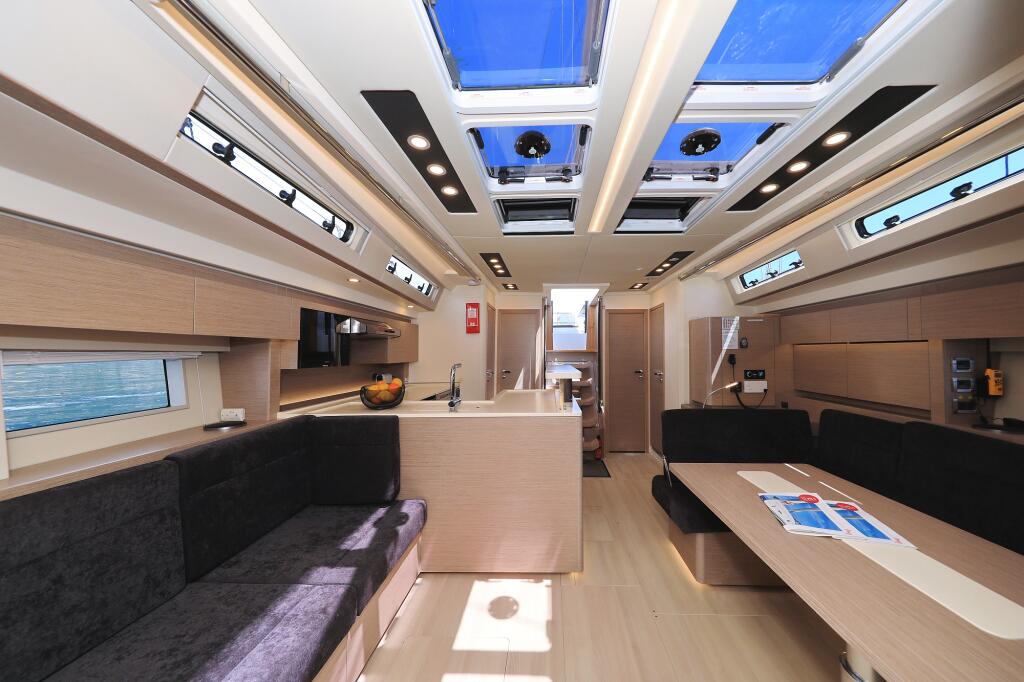 Sailing yacht 