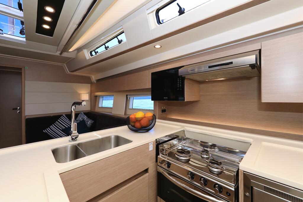 Sailing yacht 