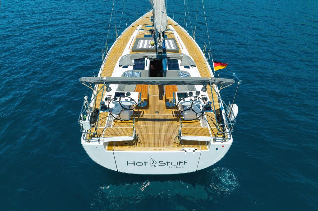 Sailing yacht 
