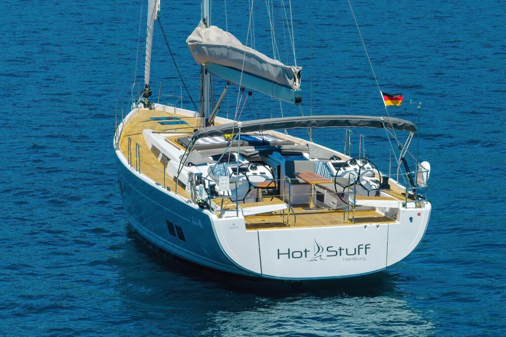 Sailing yacht 