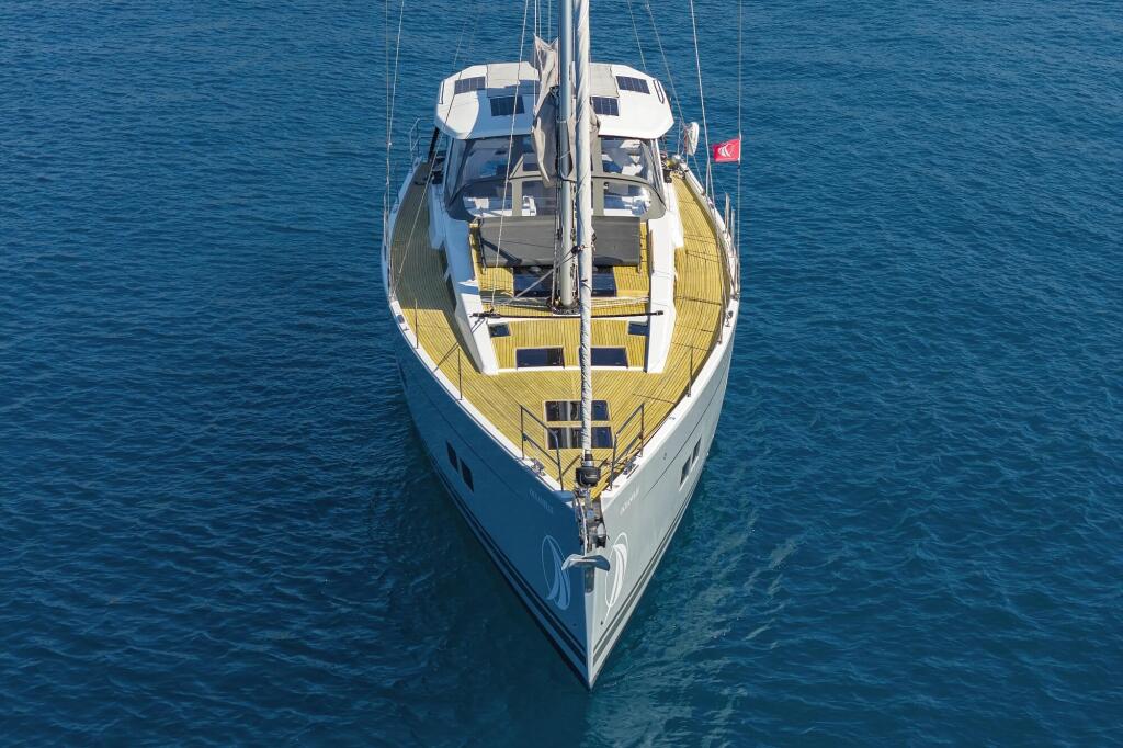 Sailing yacht 