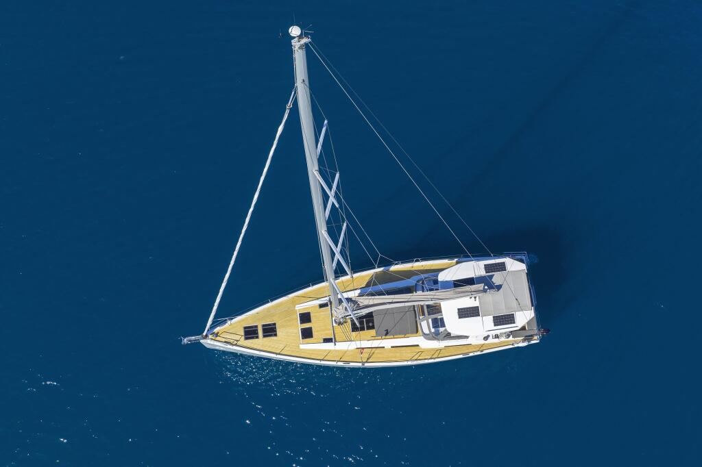 Sailing yacht 