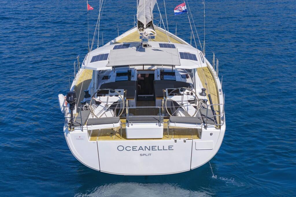 Sailing yacht 