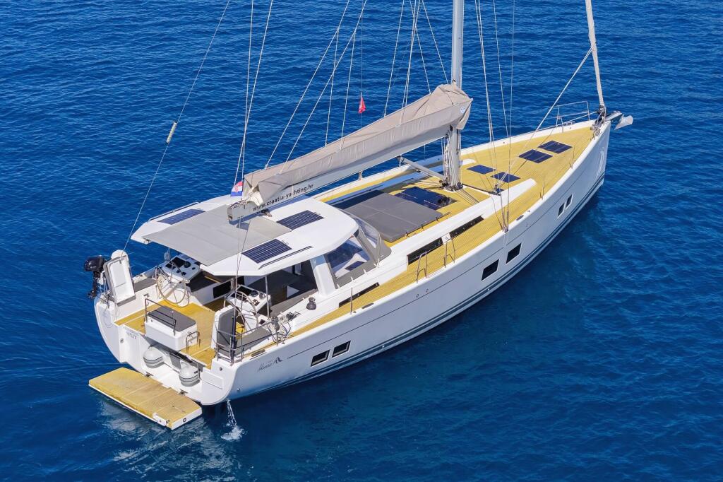 Sailing yacht 