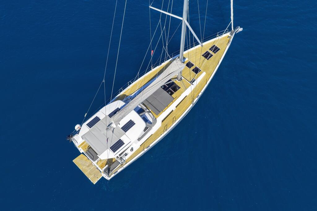 Sailing yacht 