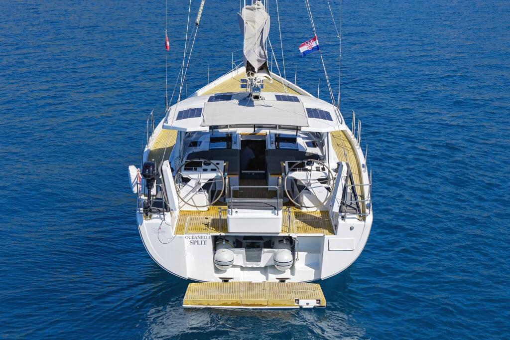 Sailing yacht 