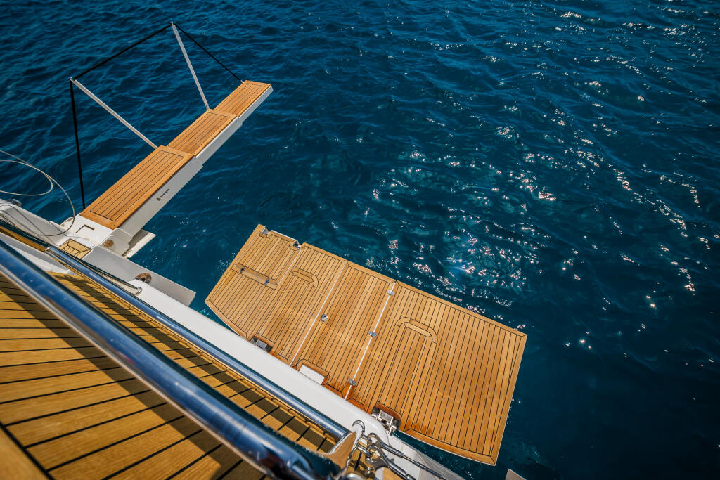 Sailing yacht 