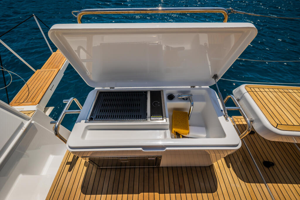 Sailing yacht 