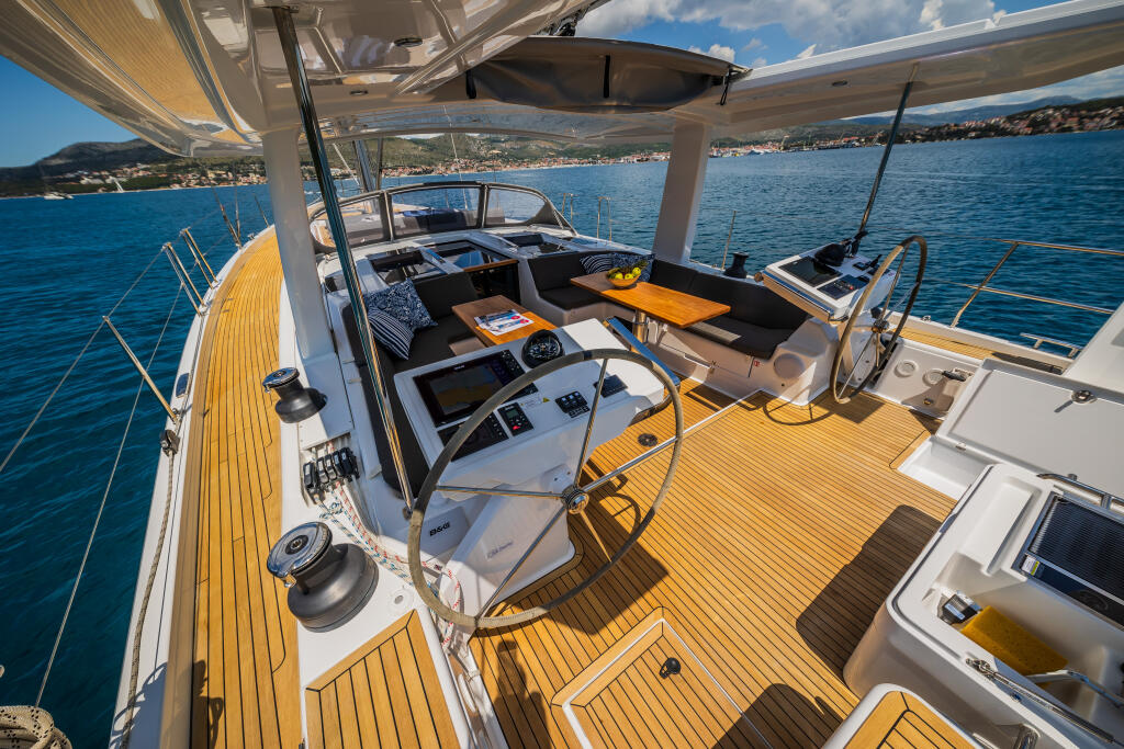 Sailing yacht 