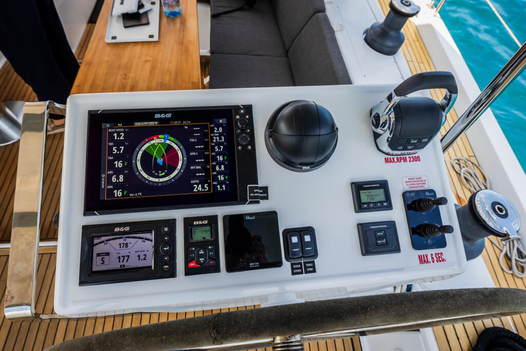 Sailing yacht 