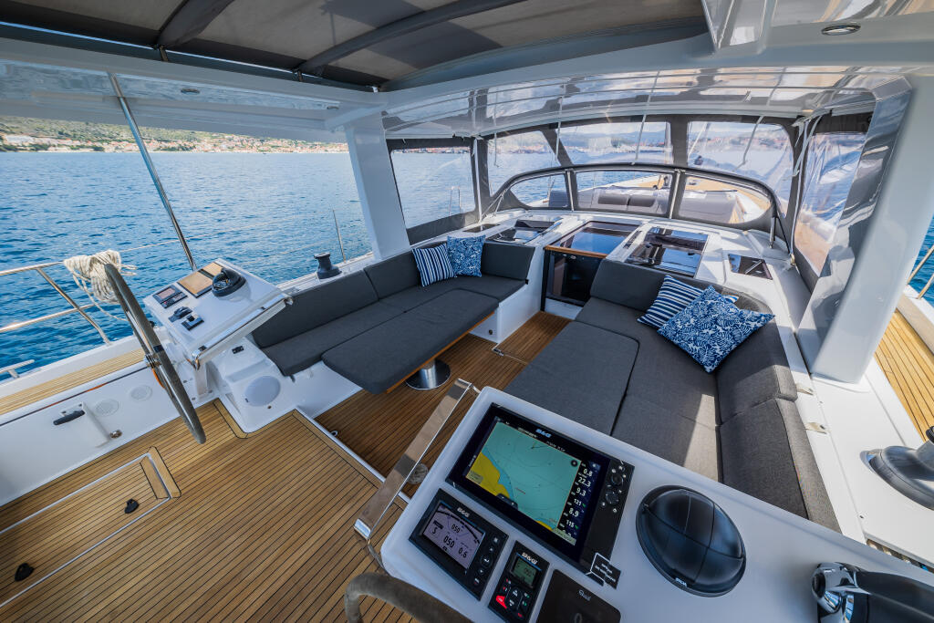 Sailing yacht 