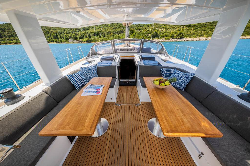 Sailing yacht 