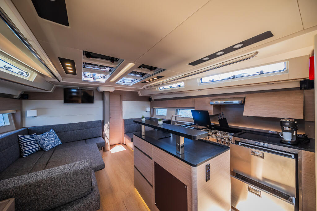 Sailing yacht 