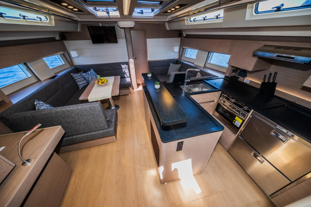 Sailing yacht 